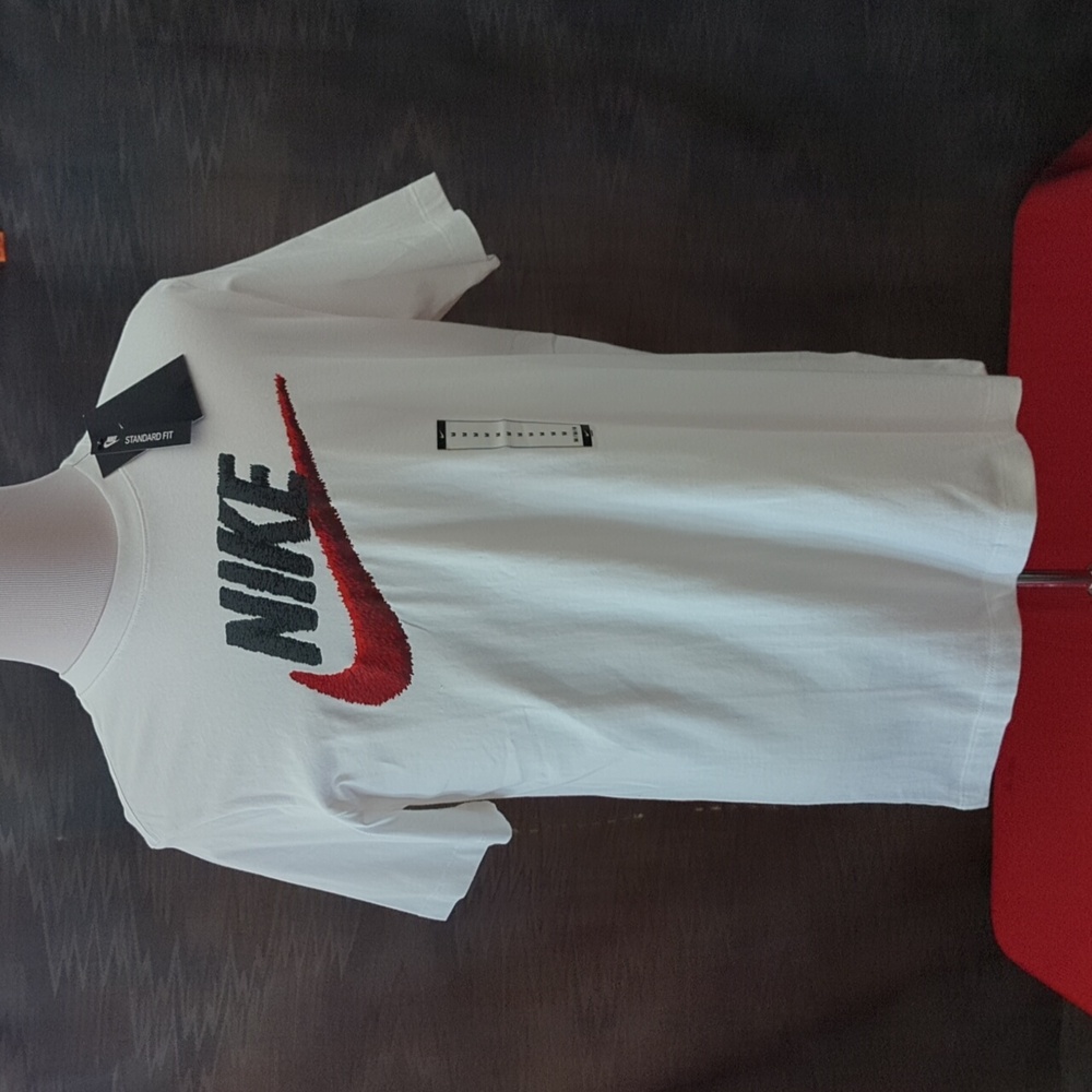 NWT Nike Dri-Fit Graphic Tee White Size M